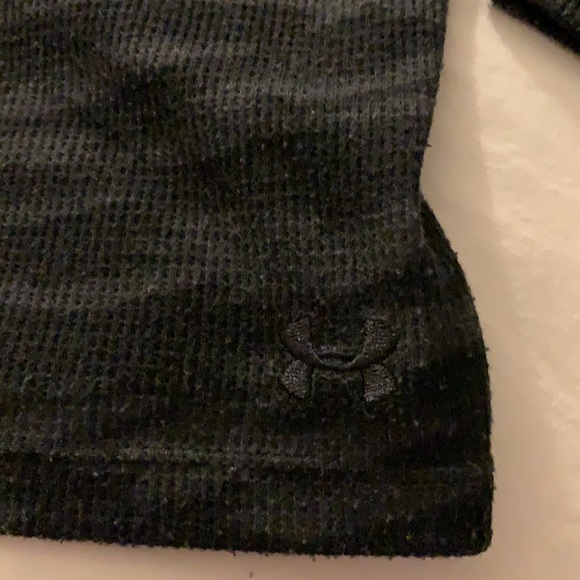 Under Armour dark gray Animal Print scoop neck long sleeve Thermal Top - Picture 2 of 9